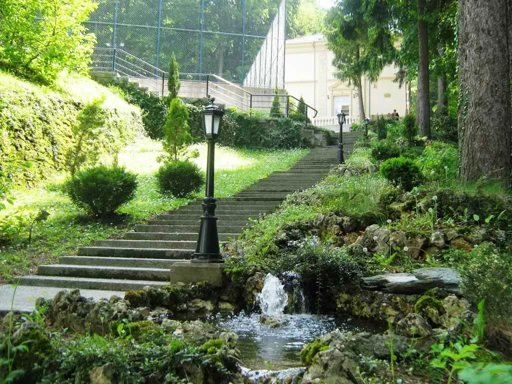 Uređeni park Ribarske Banje sa kamenim stepenicama i izvorom