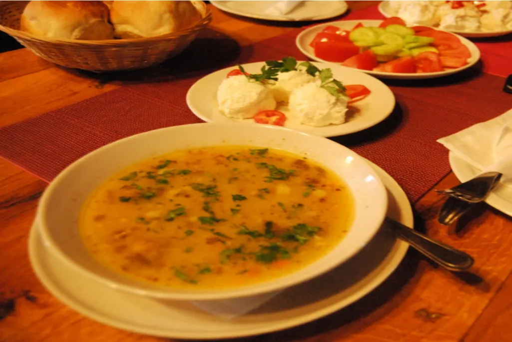 Domaća čorba sa hlebom u restoranu Vile Janus